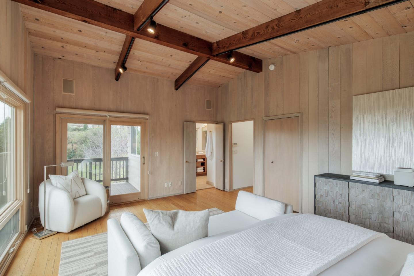 Detail Gallery Image 14 of 29 For 888 Robb Rd, Palo Alto,  CA 94306 - 4 Beds | 3/1 Baths