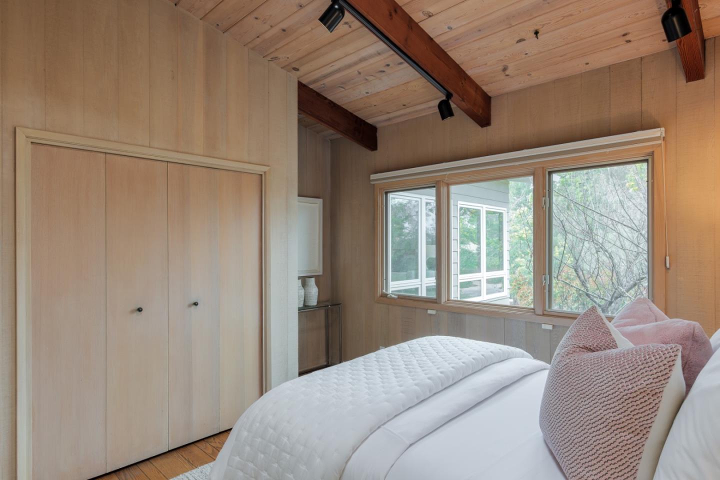 Detail Gallery Image 16 of 29 For 888 Robb Rd, Palo Alto,  CA 94306 - 4 Beds | 3/1 Baths