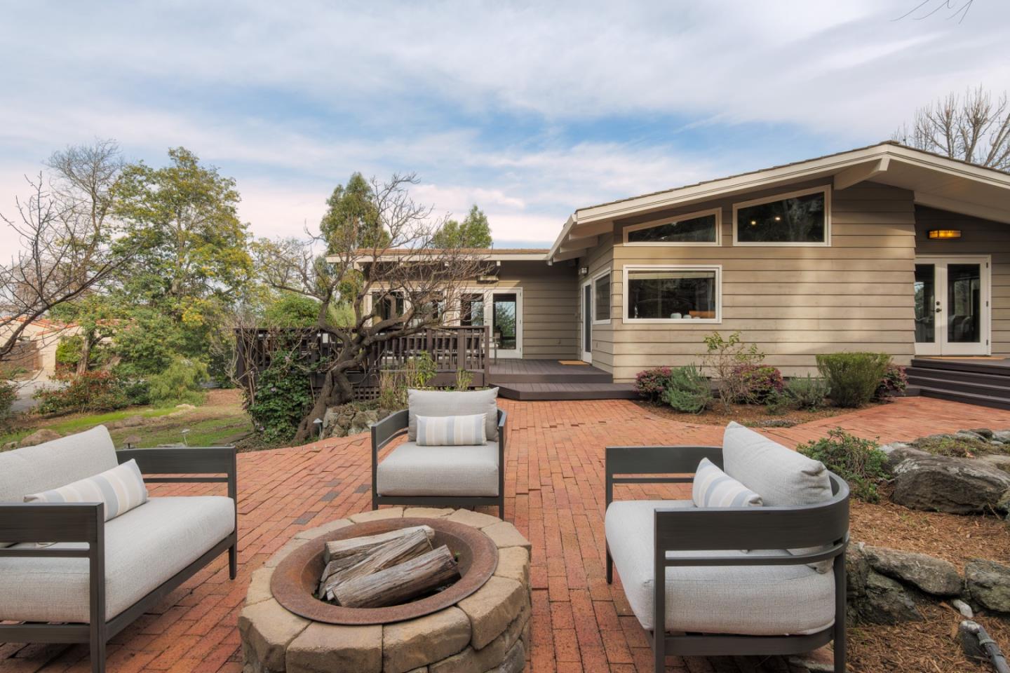 Detail Gallery Image 5 of 29 For 888 Robb Rd, Palo Alto,  CA 94306 - 4 Beds | 3/1 Baths