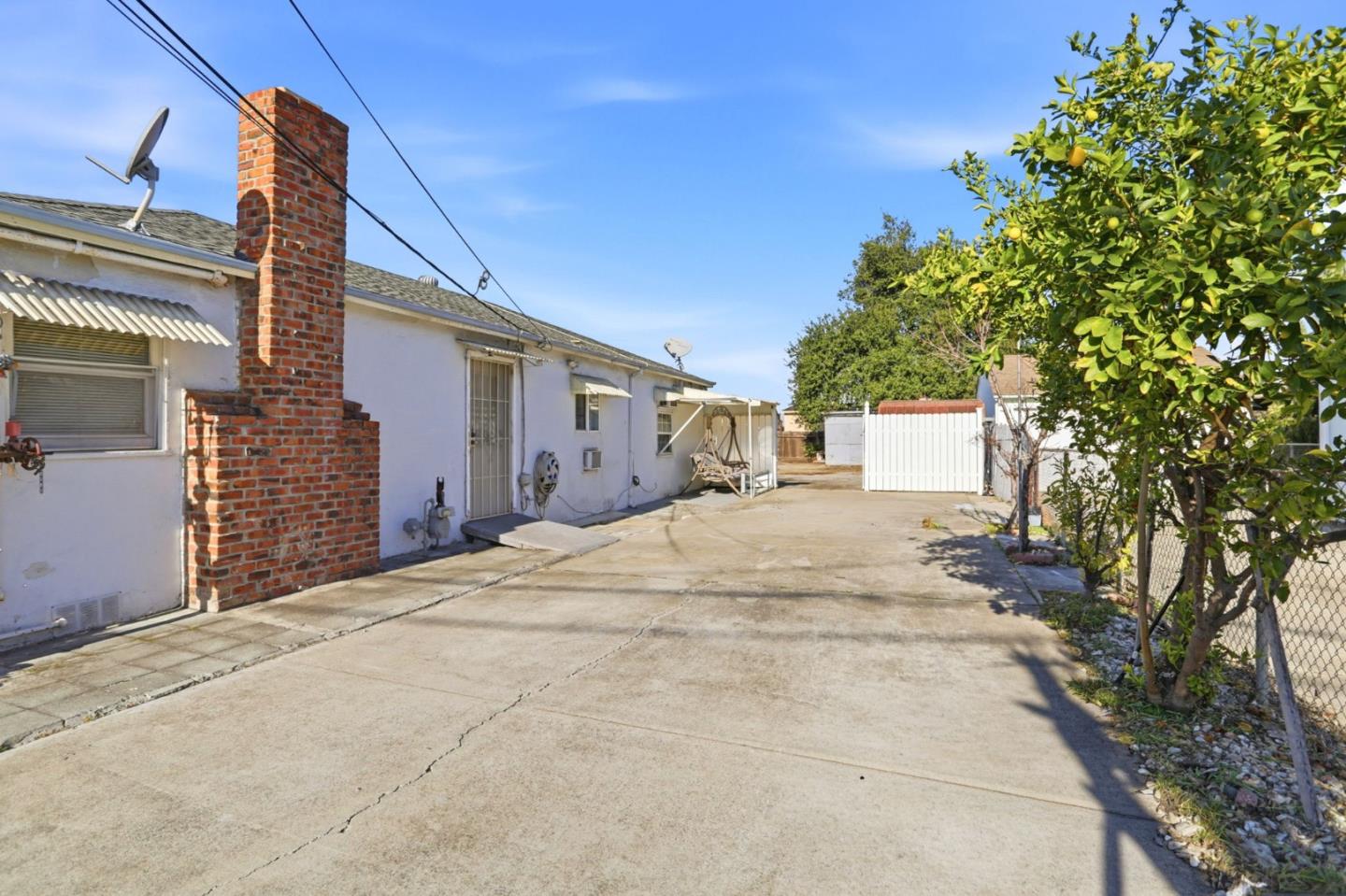 Detail Gallery Image 3 of 26 For 2935 Mckee Rd, San Jose,  CA 95127 - 3 Beds | 1 Baths