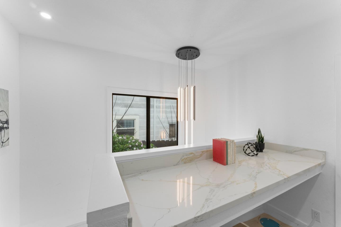 Detail Gallery Image 10 of 21 For 300 Klamath St, Brisbane,  CA 94005 - 3 Beds | 3 Baths