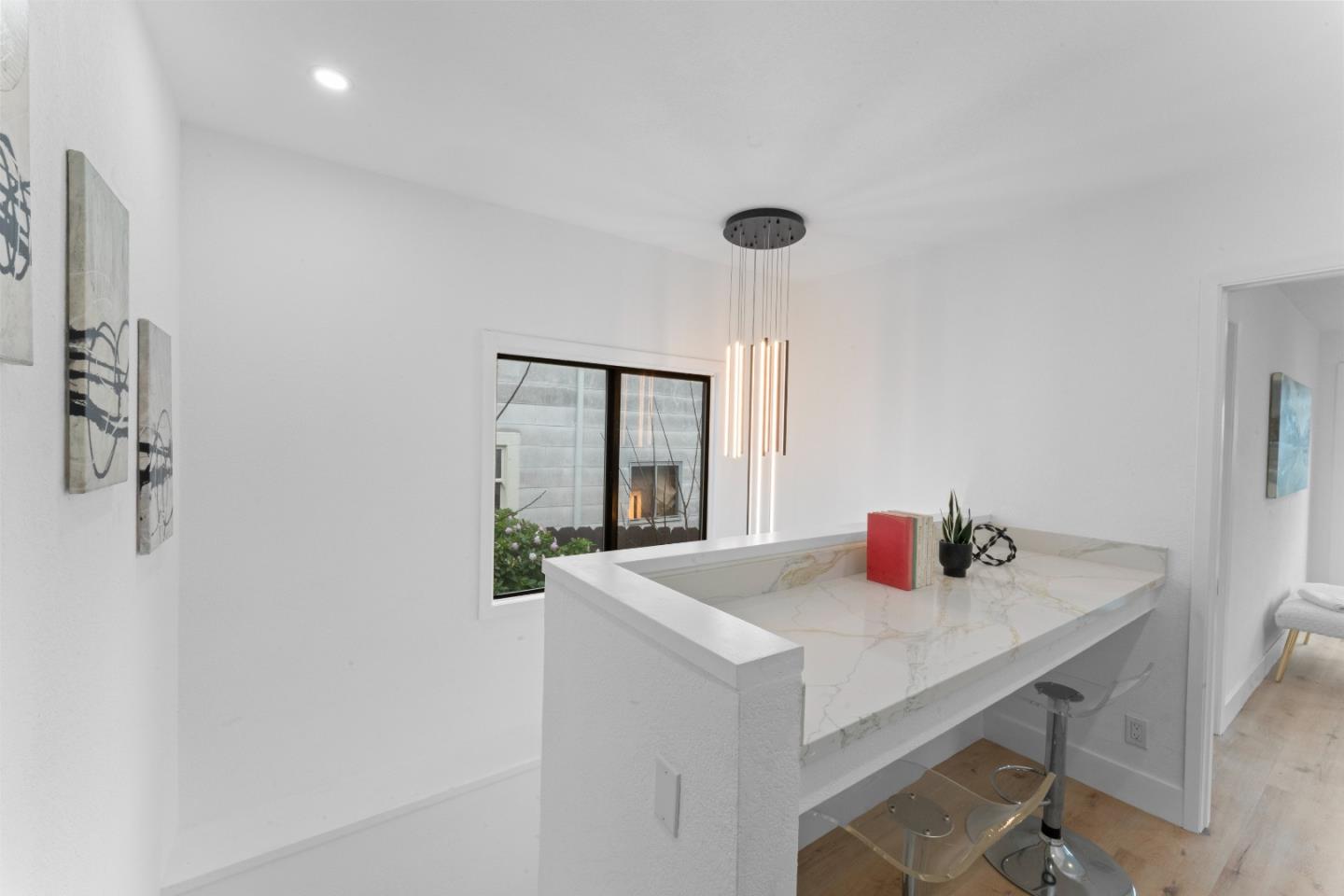 Detail Gallery Image 11 of 21 For 300 Klamath St, Brisbane,  CA 94005 - 3 Beds | 3 Baths