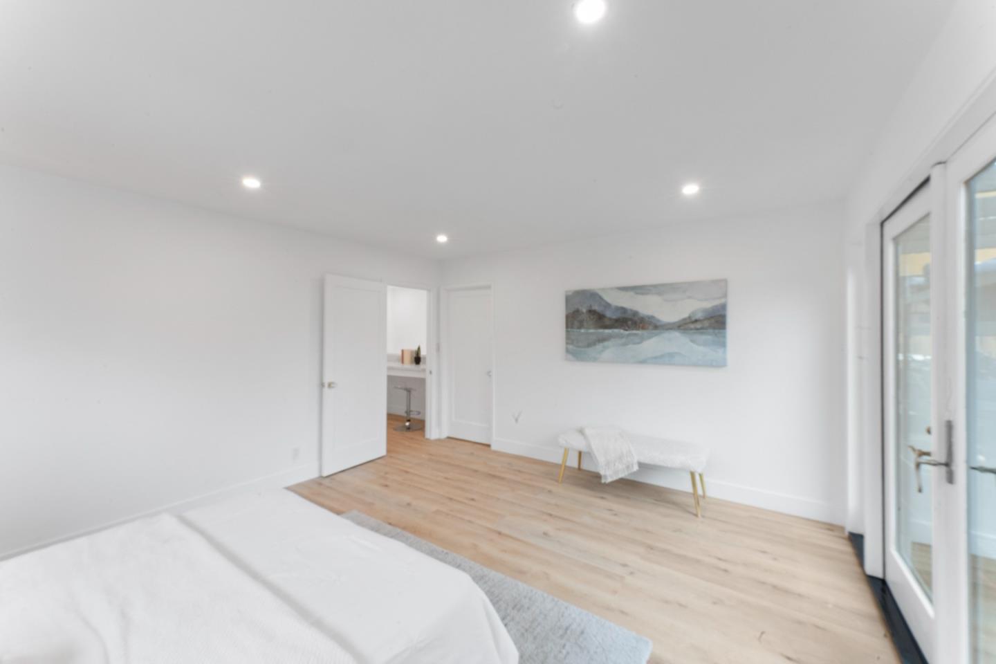 Detail Gallery Image 13 of 21 For 300 Klamath St, Brisbane,  CA 94005 - 3 Beds | 3 Baths