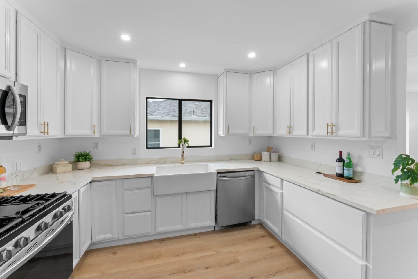 Detail Gallery Image 2 of 21 For 300 Klamath St, Brisbane,  CA 94005 - 3 Beds | 3 Baths