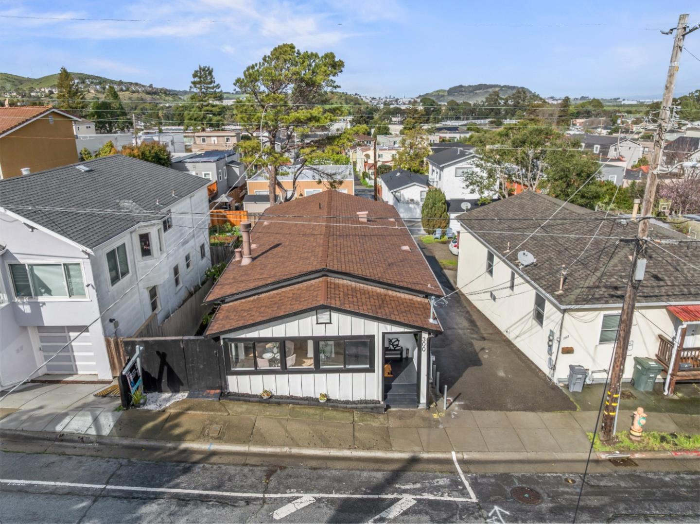 Detail Gallery Image 43 of 48 For 300 Klamath St, Brisbane,  CA 94005 - 3 Beds | 3 Baths