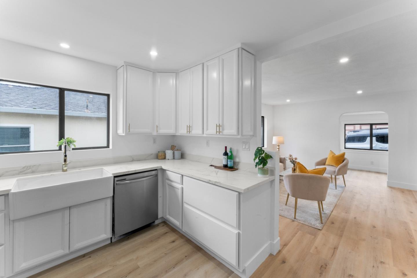 Detail Gallery Image 8 of 21 For 300 Klamath St, Brisbane,  CA 94005 - 3 Beds | 3 Baths