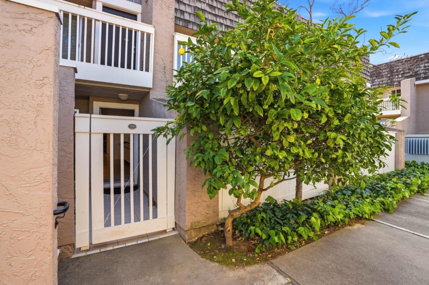 Detail Gallery Image 2 of 37 For 675 Sharon Park Dr #144,  Menlo Park,  CA 94025 - 2 Beds | 2 Baths