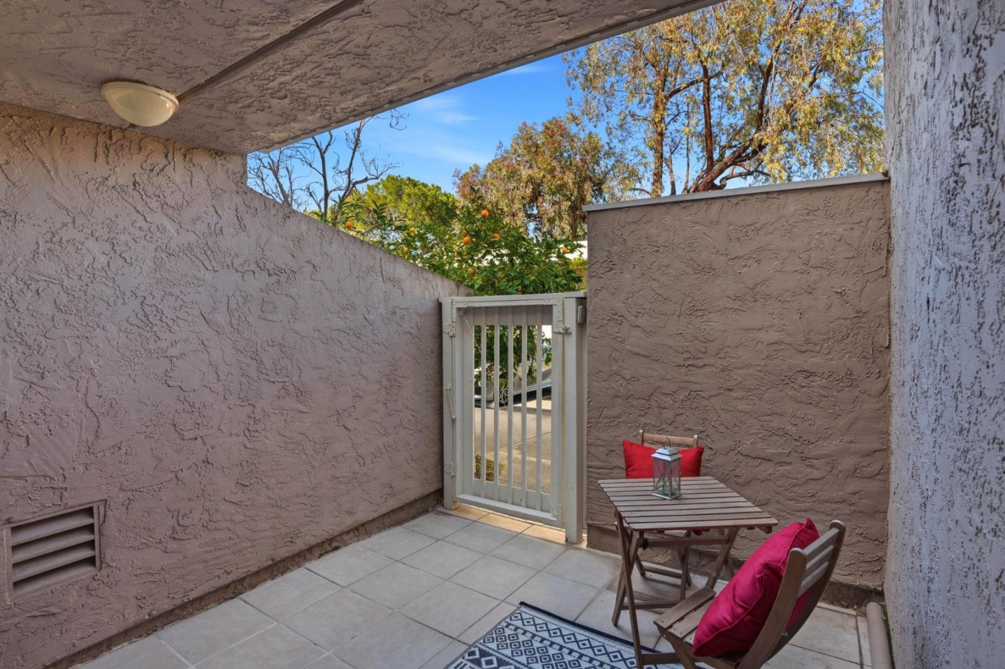 Detail Gallery Image 4 of 37 For 675 Sharon Park Dr #144,  Menlo Park,  CA 94025 - 2 Beds | 2 Baths