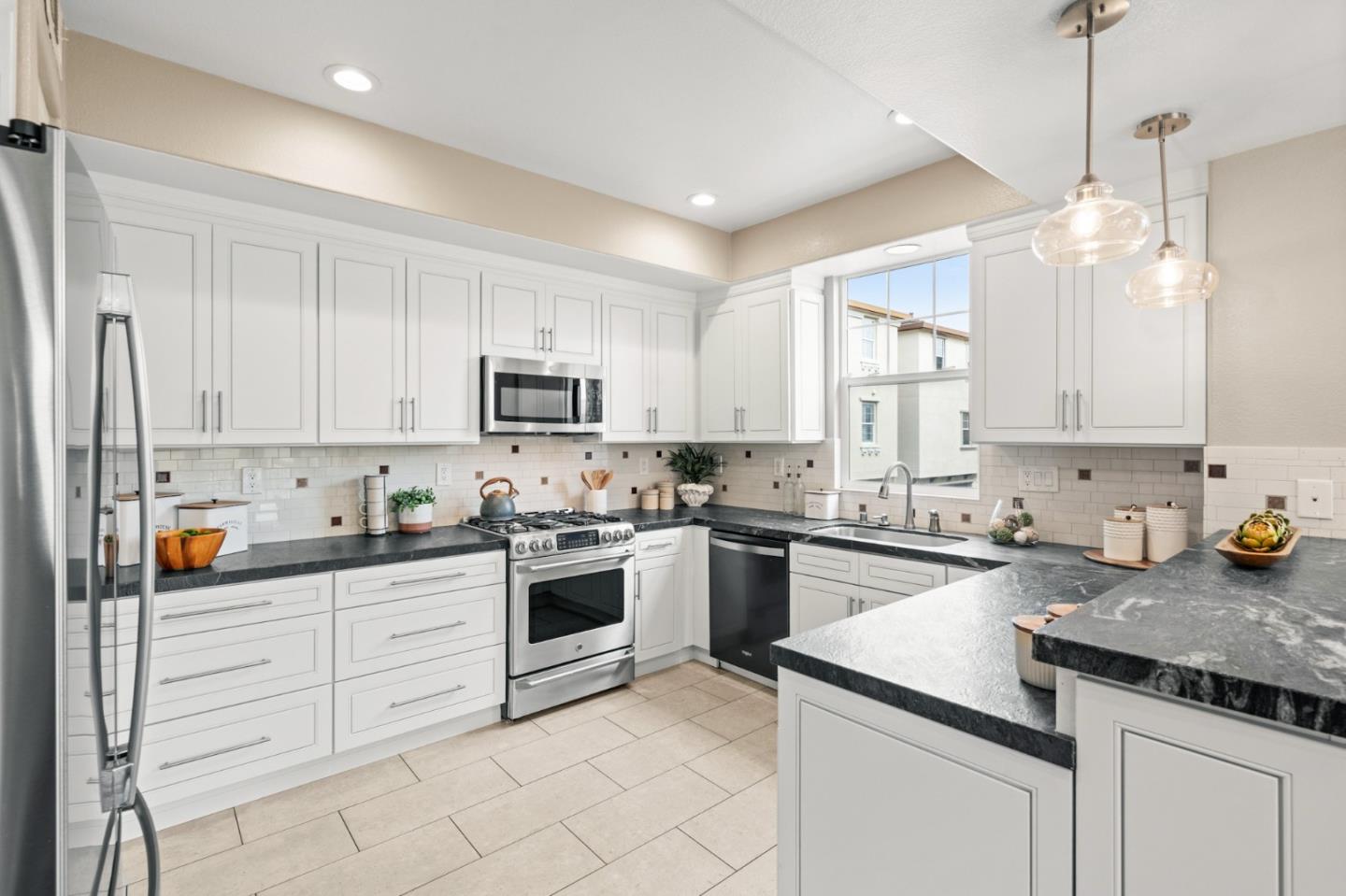 Detail Gallery Image 25 of 46 For 347 Bella Ridge Ter, San Jose,  CA 95125 - 4 Beds | 4 Baths