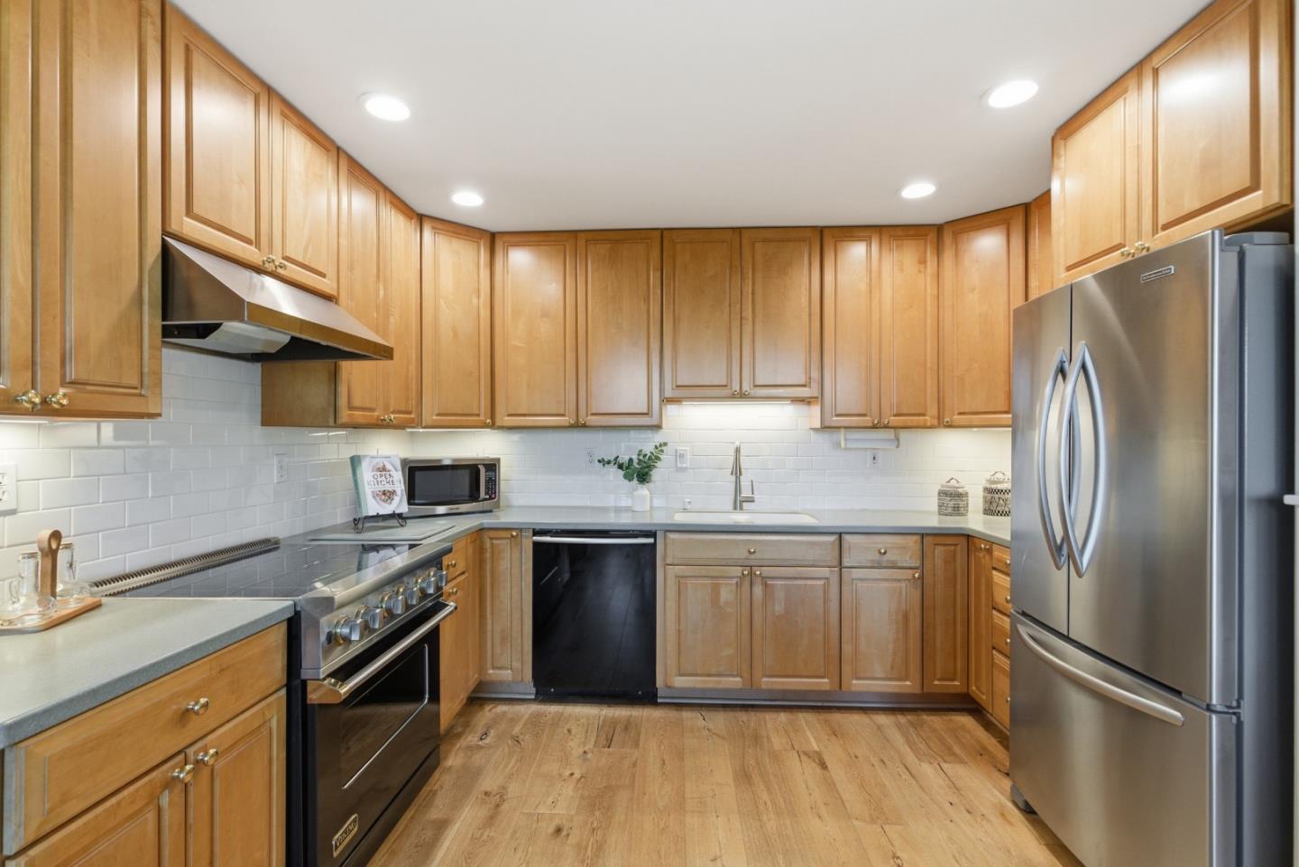 Detail Gallery Image 15 of 45 For 28 Marinero Cir #18,  Belvedere Tiburon,  CA 94920 - 2 Beds | 2 Baths