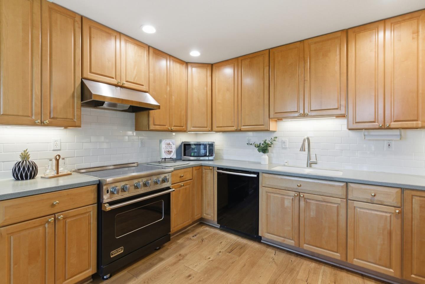 Detail Gallery Image 16 of 45 For 28 Marinero Cir #18,  Belvedere Tiburon,  CA 94920 - 2 Beds | 2 Baths