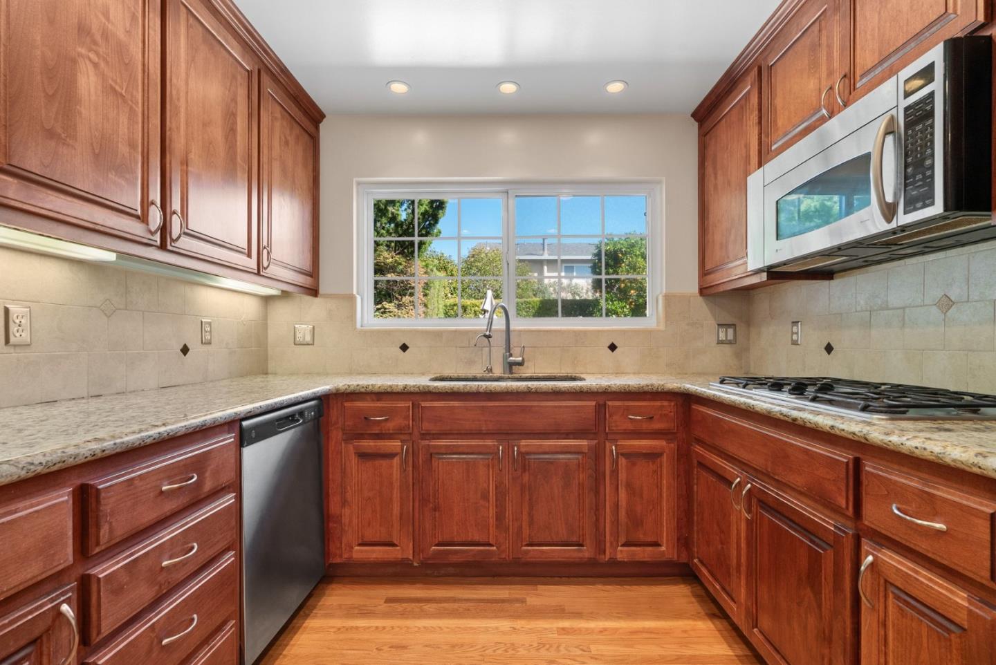 Detail Gallery Image 11 of 41 For 138 Segre Pl, Santa Cruz,  CA 95060 - 4 Beds | 2 Baths
