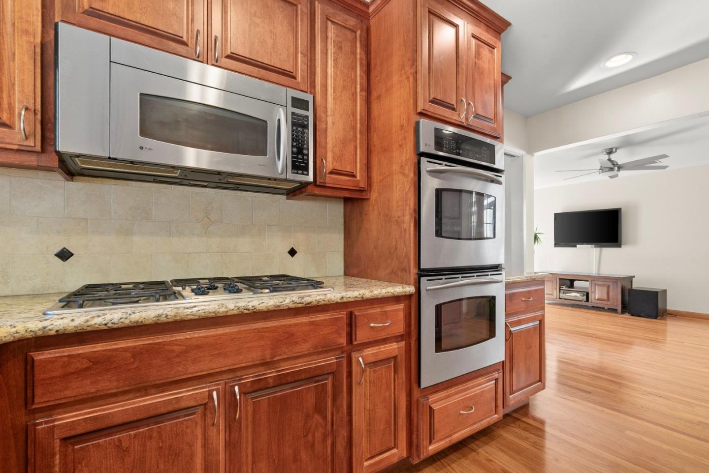 Detail Gallery Image 14 of 41 For 138 Segre Pl, Santa Cruz,  CA 95060 - 4 Beds | 2 Baths