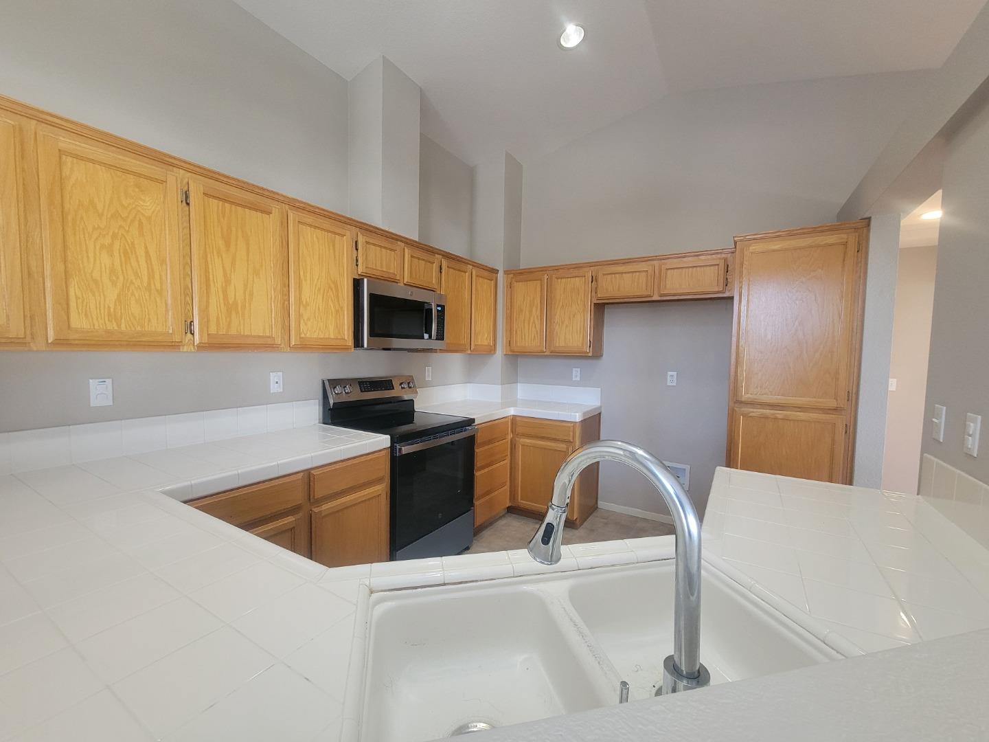 Detail Gallery Image 6 of 22 For 10711 Wallace Ln, Dublin,  CA 94568 - 2 Beds | 2 Baths