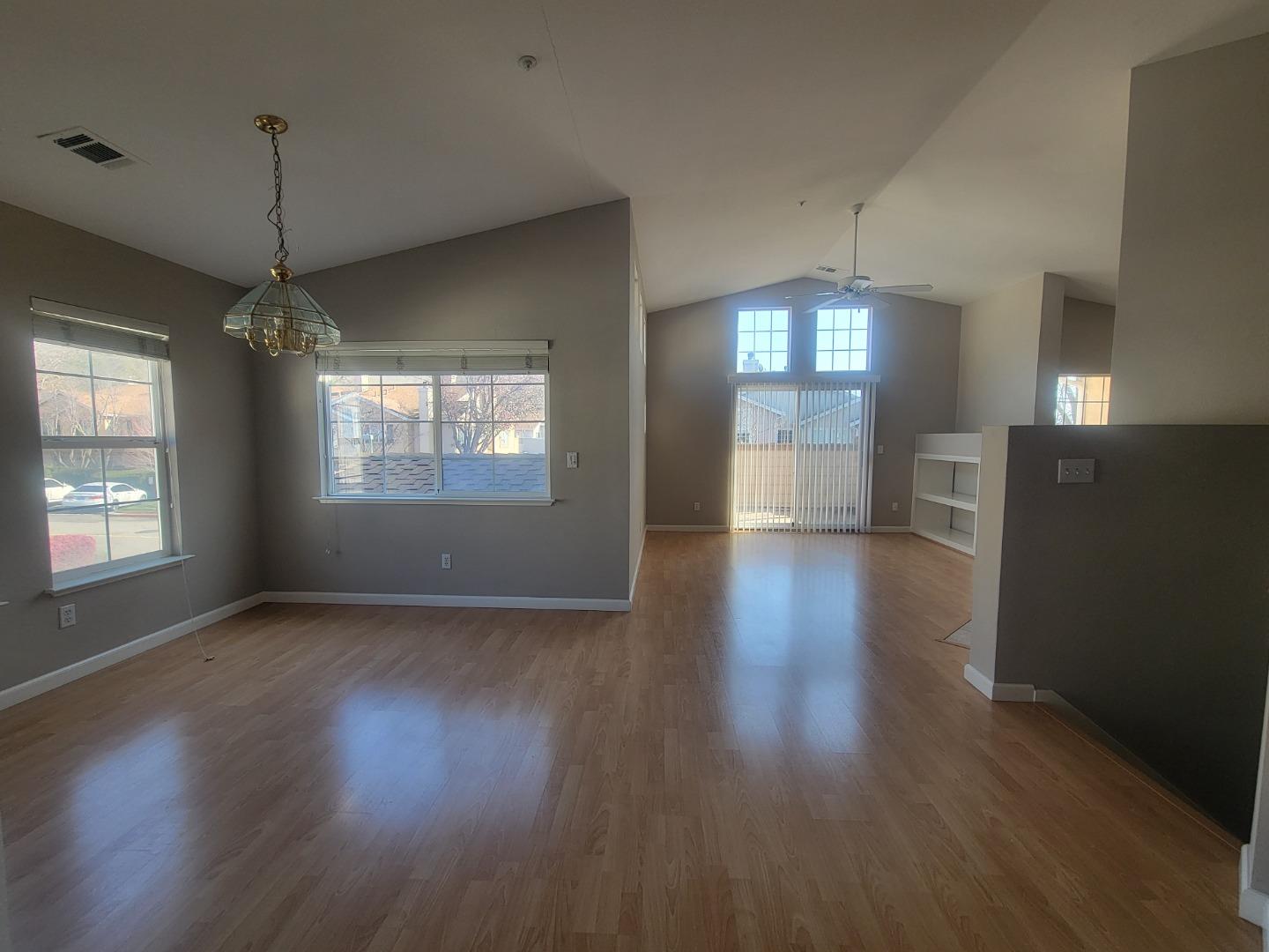 Detail Gallery Image 8 of 22 For 10711 Wallace Ln, Dublin,  CA 94568 - 2 Beds | 2 Baths