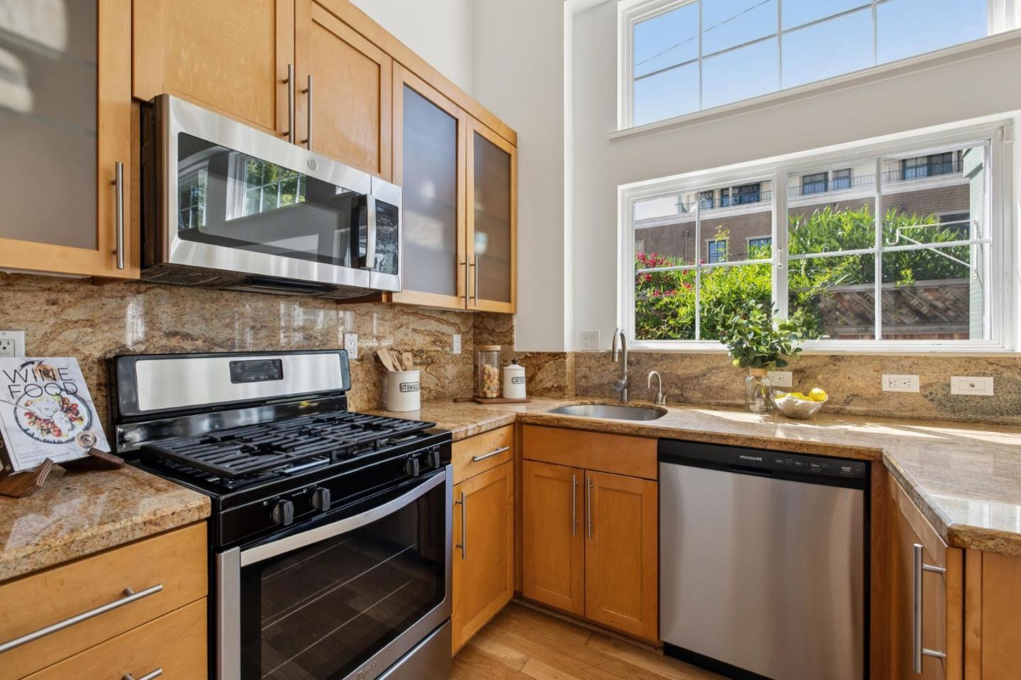 Detail Gallery Image 10 of 38 For 106 2nd St, Los Altos,  CA 94022 - 2 Beds | 2 Baths