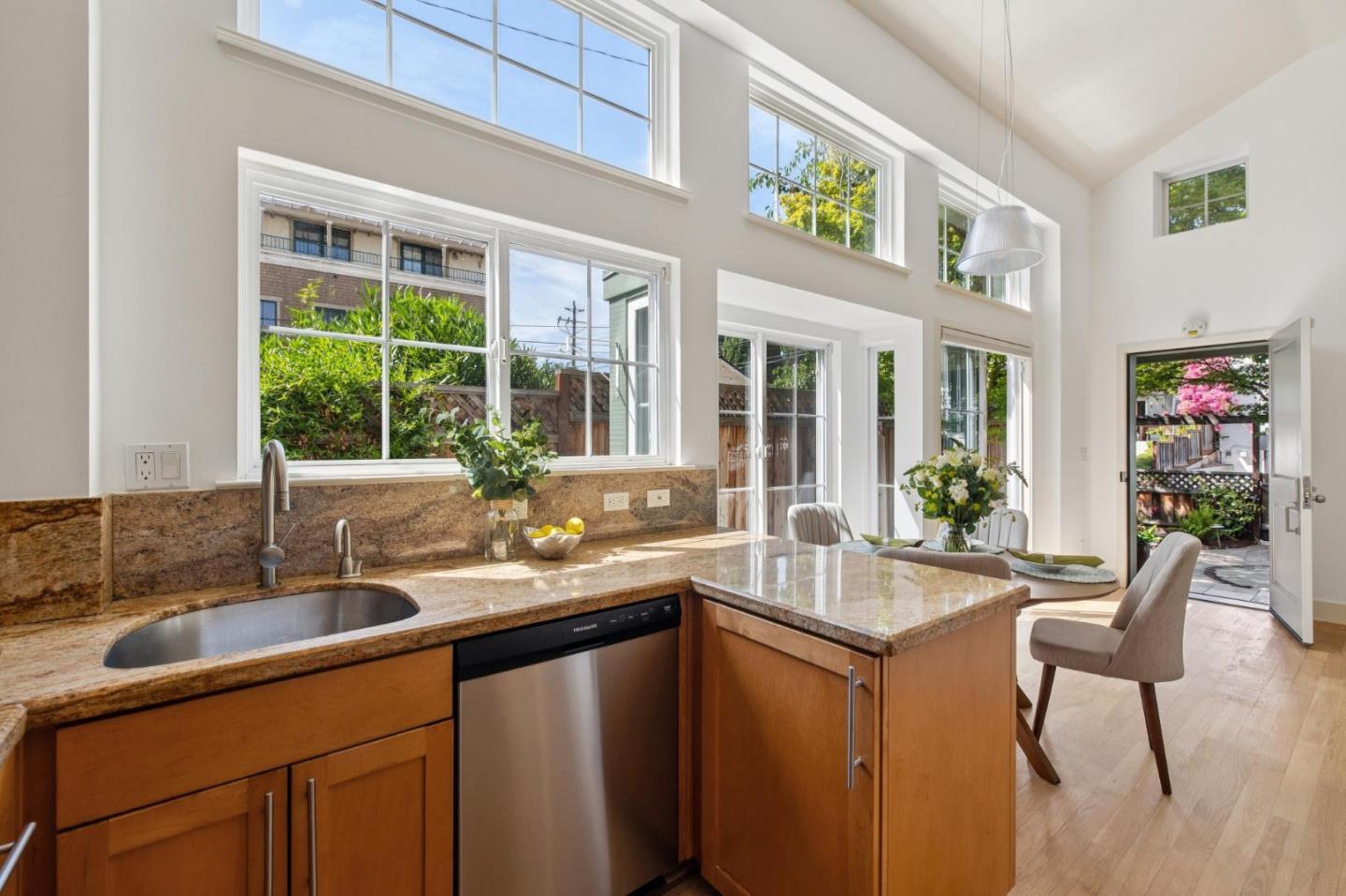 Detail Gallery Image 11 of 38 For 106 2nd St, Los Altos,  CA 94022 - 2 Beds | 2 Baths