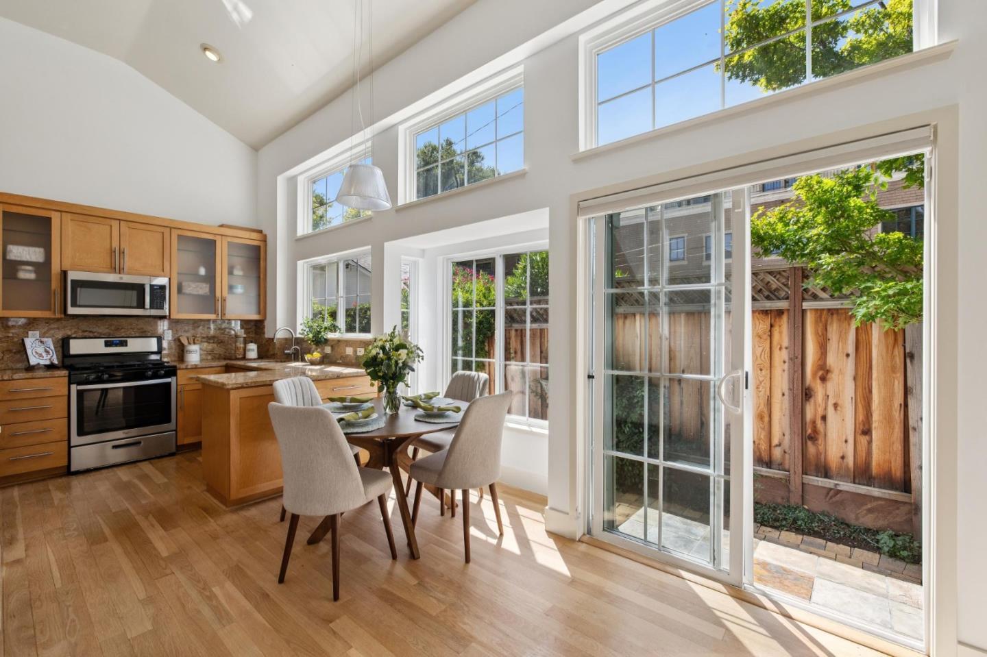 Detail Gallery Image 8 of 38 For 106 2nd St, Los Altos,  CA 94022 - 2 Beds | 2 Baths