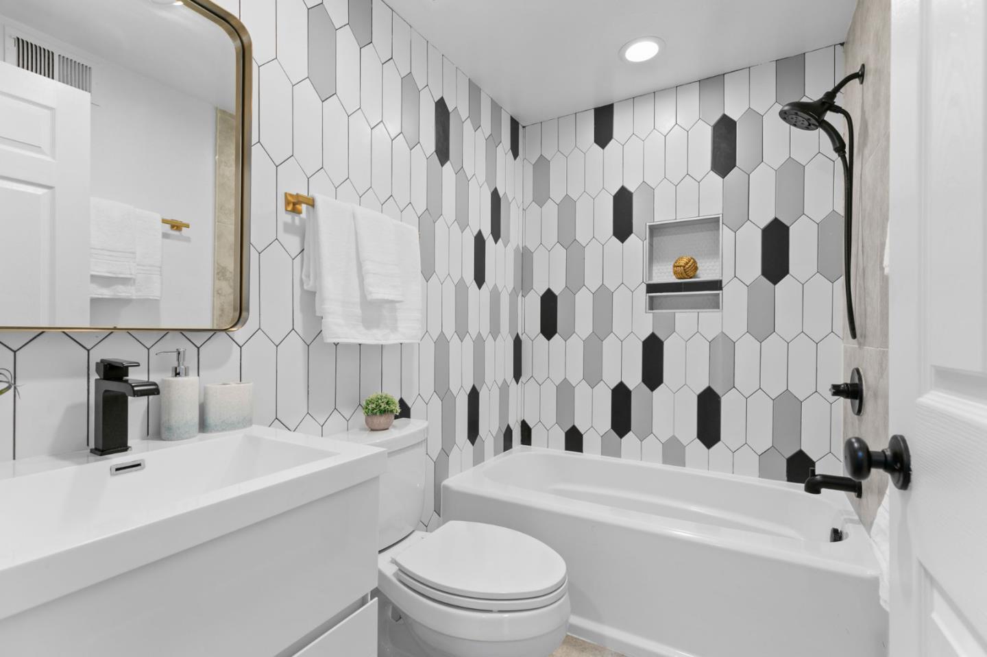 Detail Gallery Image 21 of 47 For 1072 Eagle Ln, Foster City,  CA 94404 - 4 Beds | 2/1 Baths