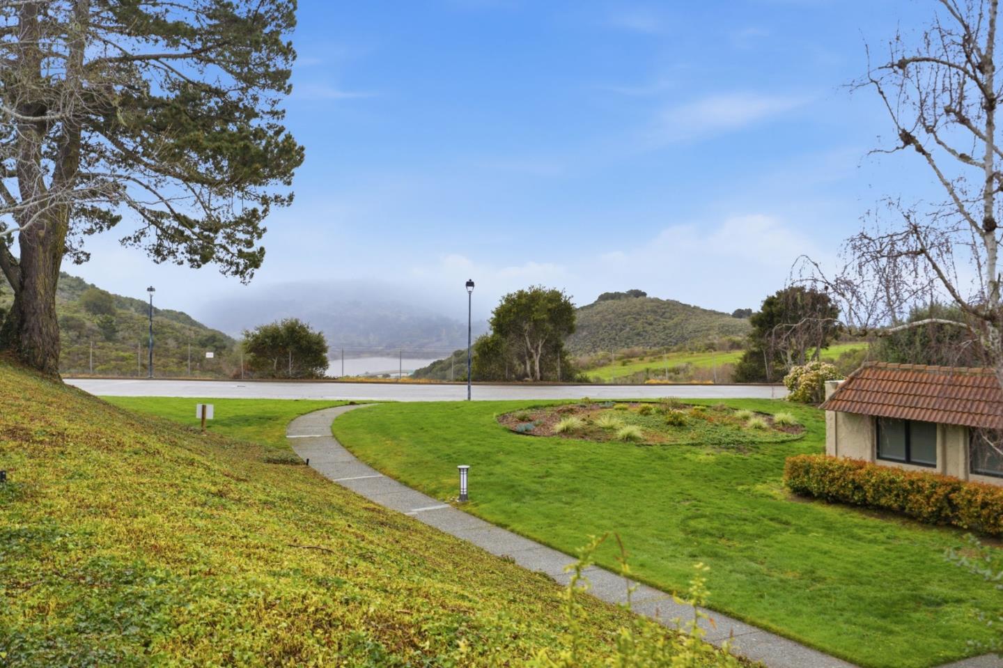 Detail Gallery Image 11 of 32 For 25 Rinconada Cir, Belmont,  CA 94002 - 3 Beds | 2/1 Baths