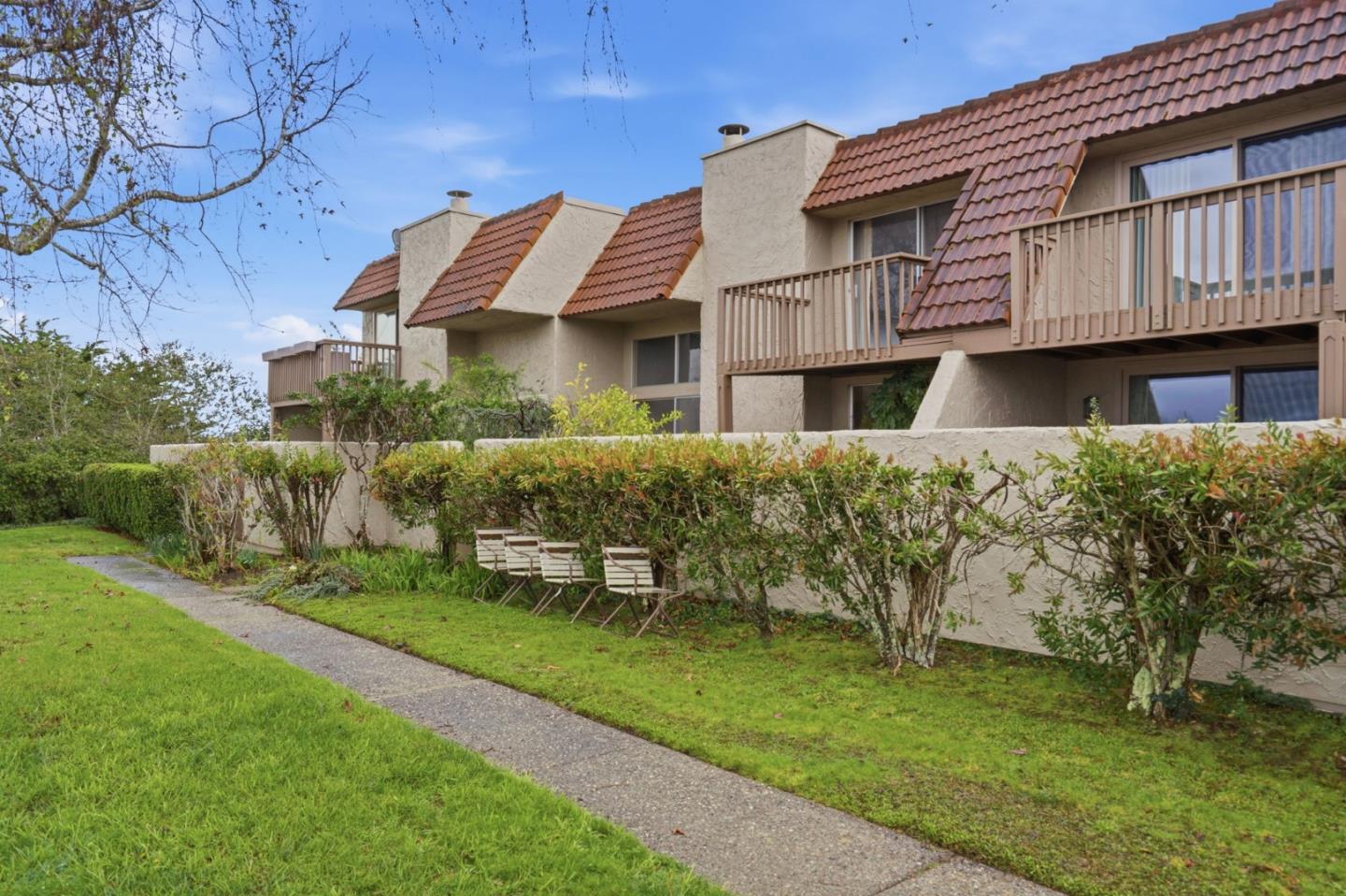 Detail Gallery Image 25 of 32 For 25 Rinconada Cir, Belmont,  CA 94002 - 3 Beds | 2/1 Baths