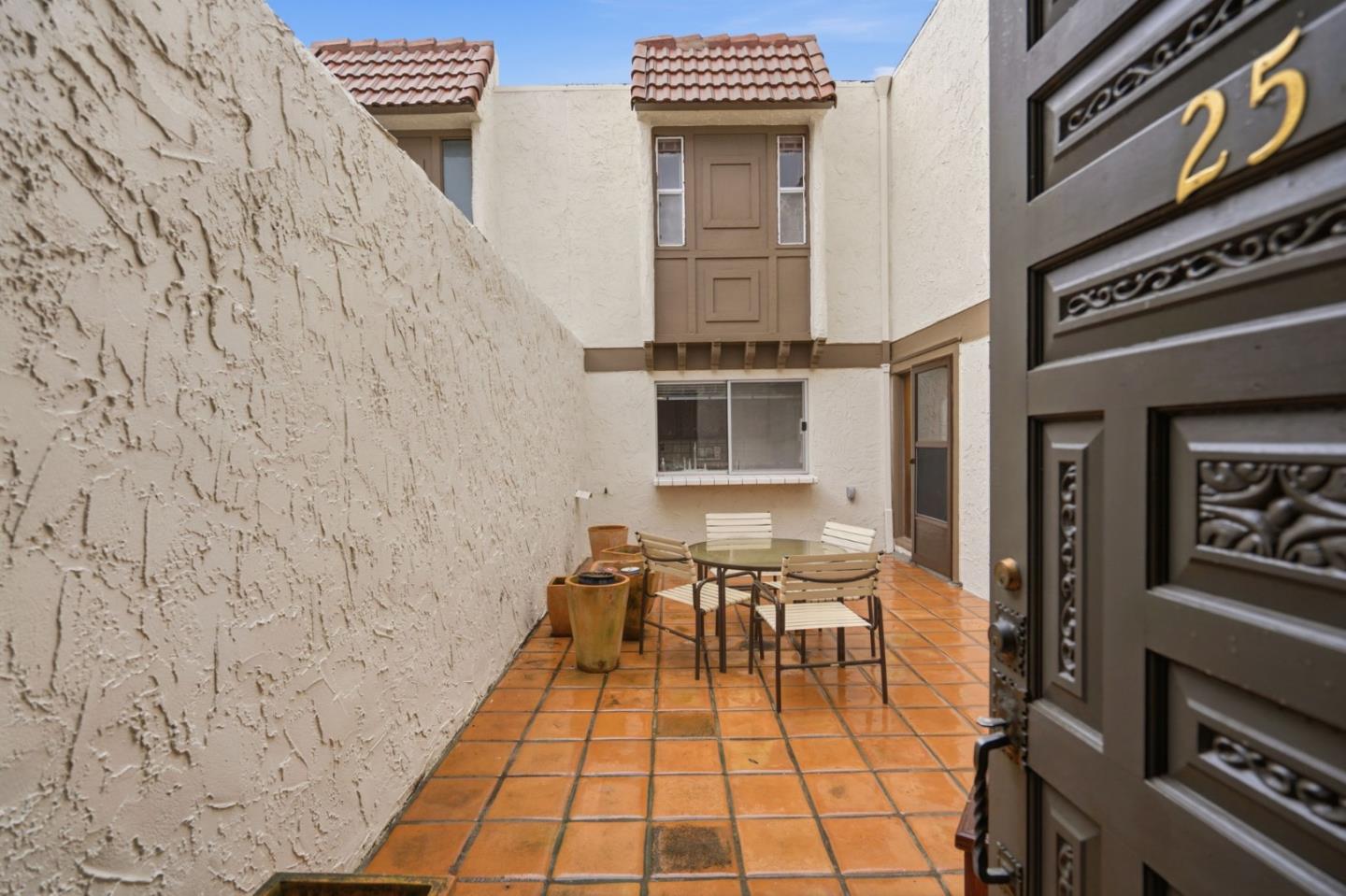 Detail Gallery Image 4 of 32 For 25 Rinconada Cir, Belmont,  CA 94002 - 3 Beds | 2/1 Baths