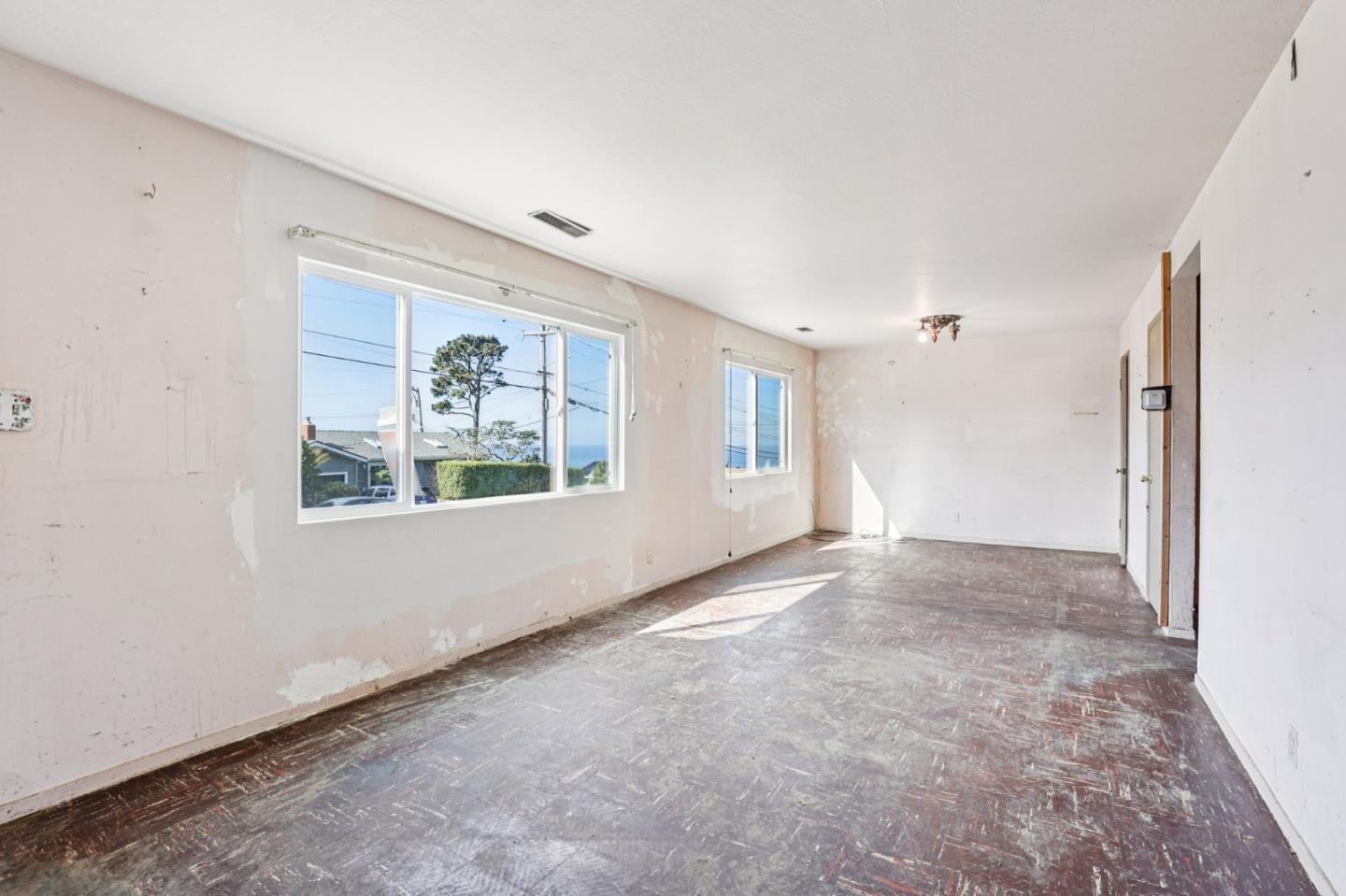 Detail Gallery Image 3 of 29 For 483 Heathcliff Dr, Pacifica,  CA 94044 - 3 Beds | 2 Baths