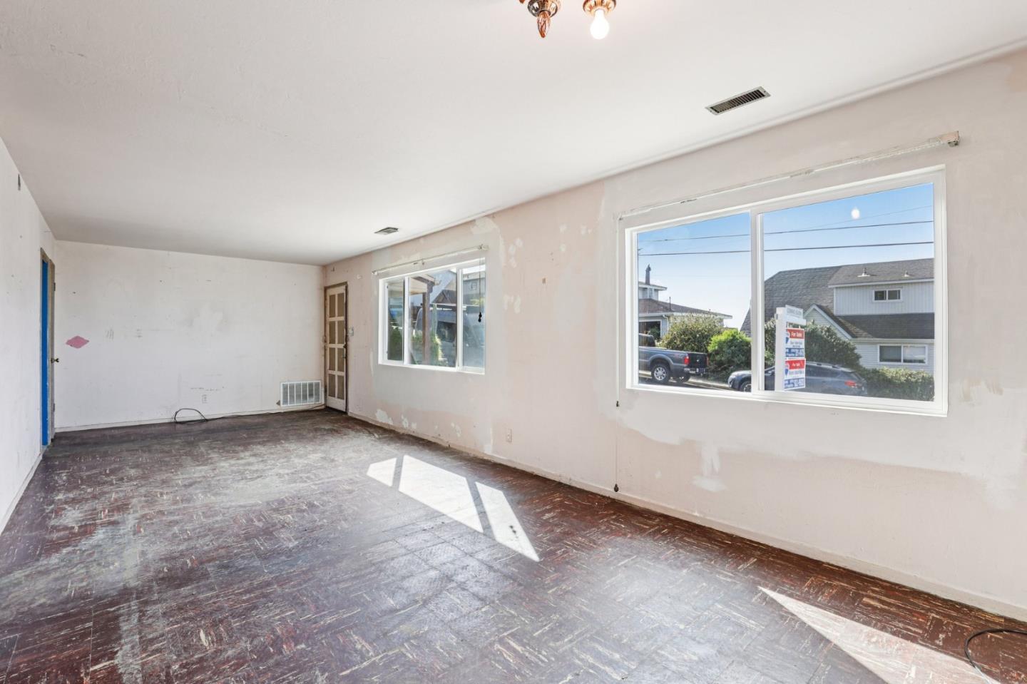 Detail Gallery Image 6 of 29 For 483 Heathcliff Dr, Pacifica,  CA 94044 - 3 Beds | 2 Baths