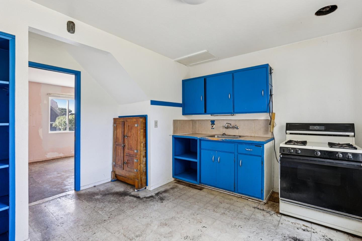 Detail Gallery Image 9 of 29 For 483 Heathcliff Dr, Pacifica,  CA 94044 - 3 Beds | 2 Baths