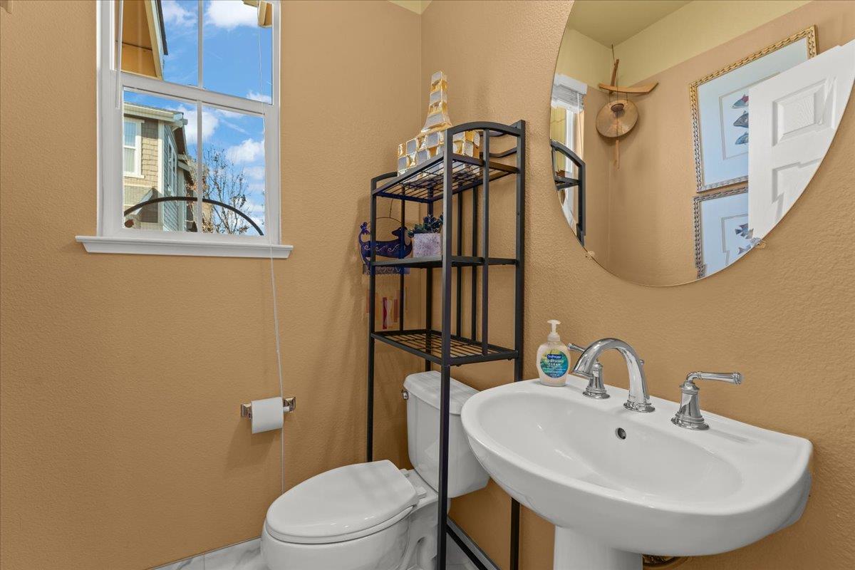 Detail Gallery Image 12 of 29 For 704 Tennyson Dr, Gilroy,  CA 95020 - 3 Beds | 2/1 Baths