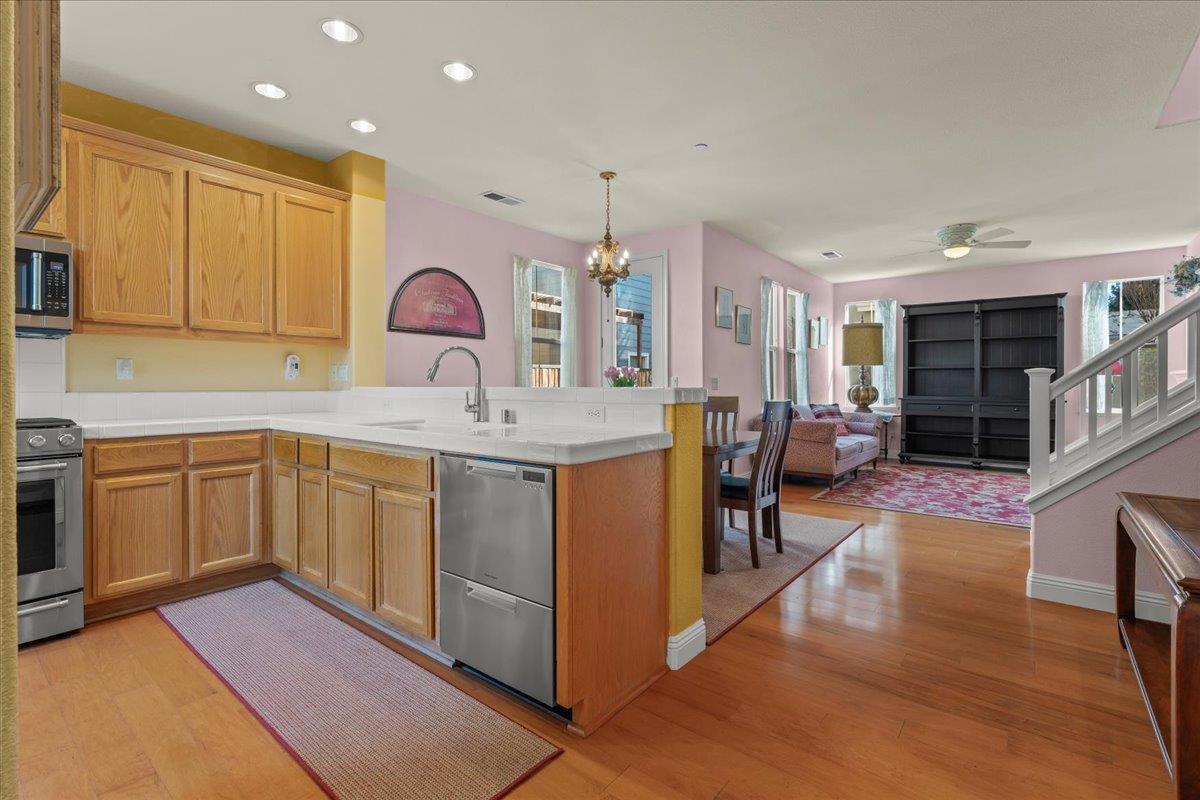 Detail Gallery Image 4 of 29 For 704 Tennyson Dr, Gilroy,  CA 95020 - 3 Beds | 2/1 Baths