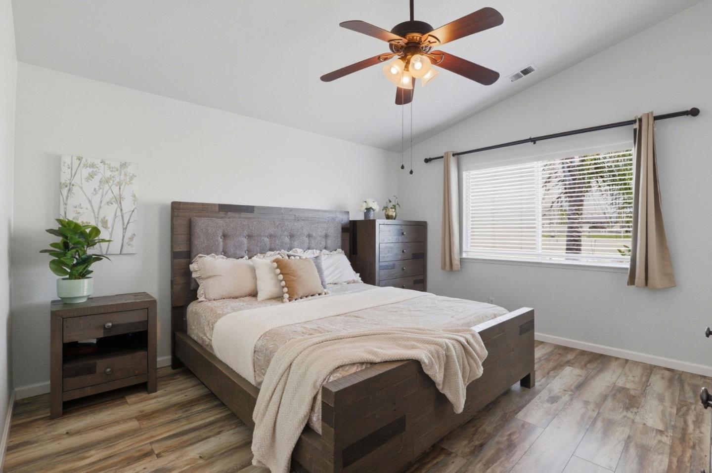 Detail Gallery Image 14 of 39 For 2191 Spruce Dr, Hollister,  CA 95023 - 4 Beds | 2 Baths