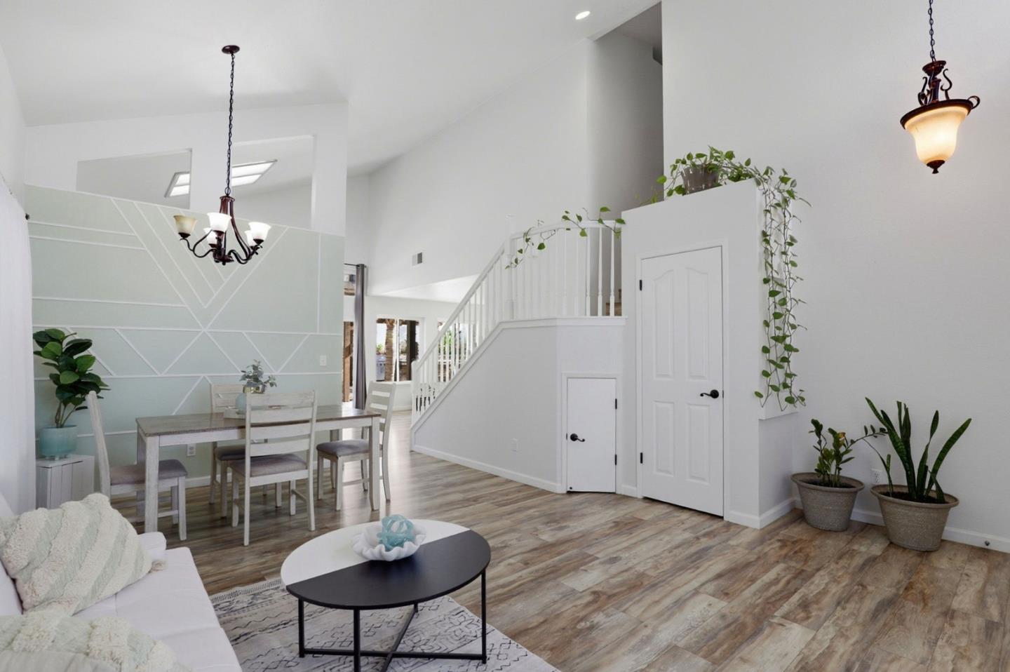 Detail Gallery Image 3 of 39 For 2191 Spruce Dr, Hollister,  CA 95023 - 4 Beds | 2 Baths