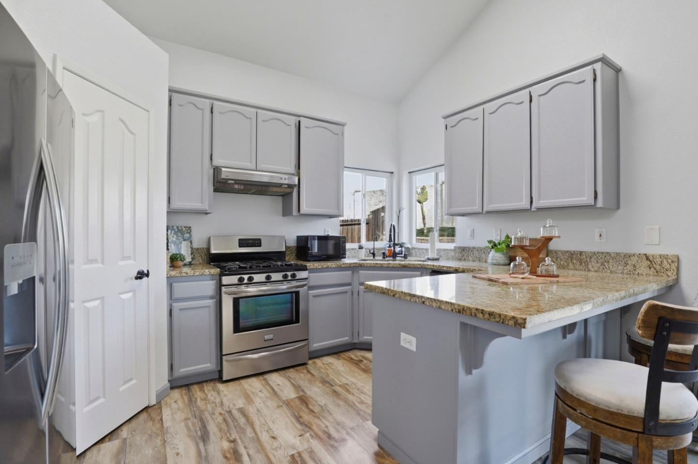 Detail Gallery Image 5 of 39 For 2191 Spruce Dr, Hollister,  CA 95023 - 4 Beds | 2 Baths