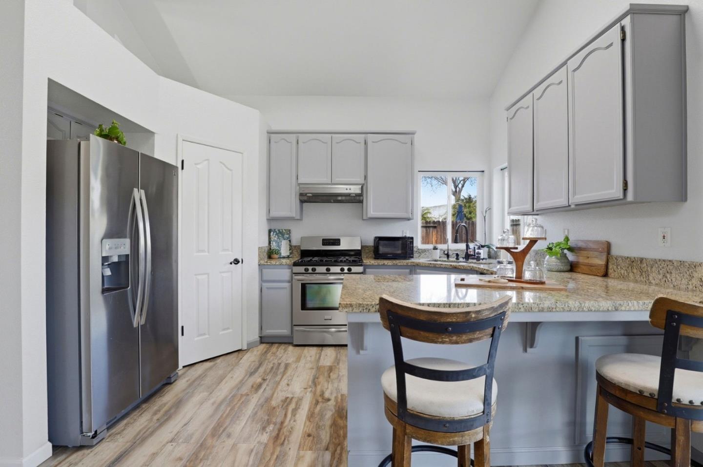 Detail Gallery Image 6 of 39 For 2191 Spruce Dr, Hollister,  CA 95023 - 4 Beds | 2 Baths