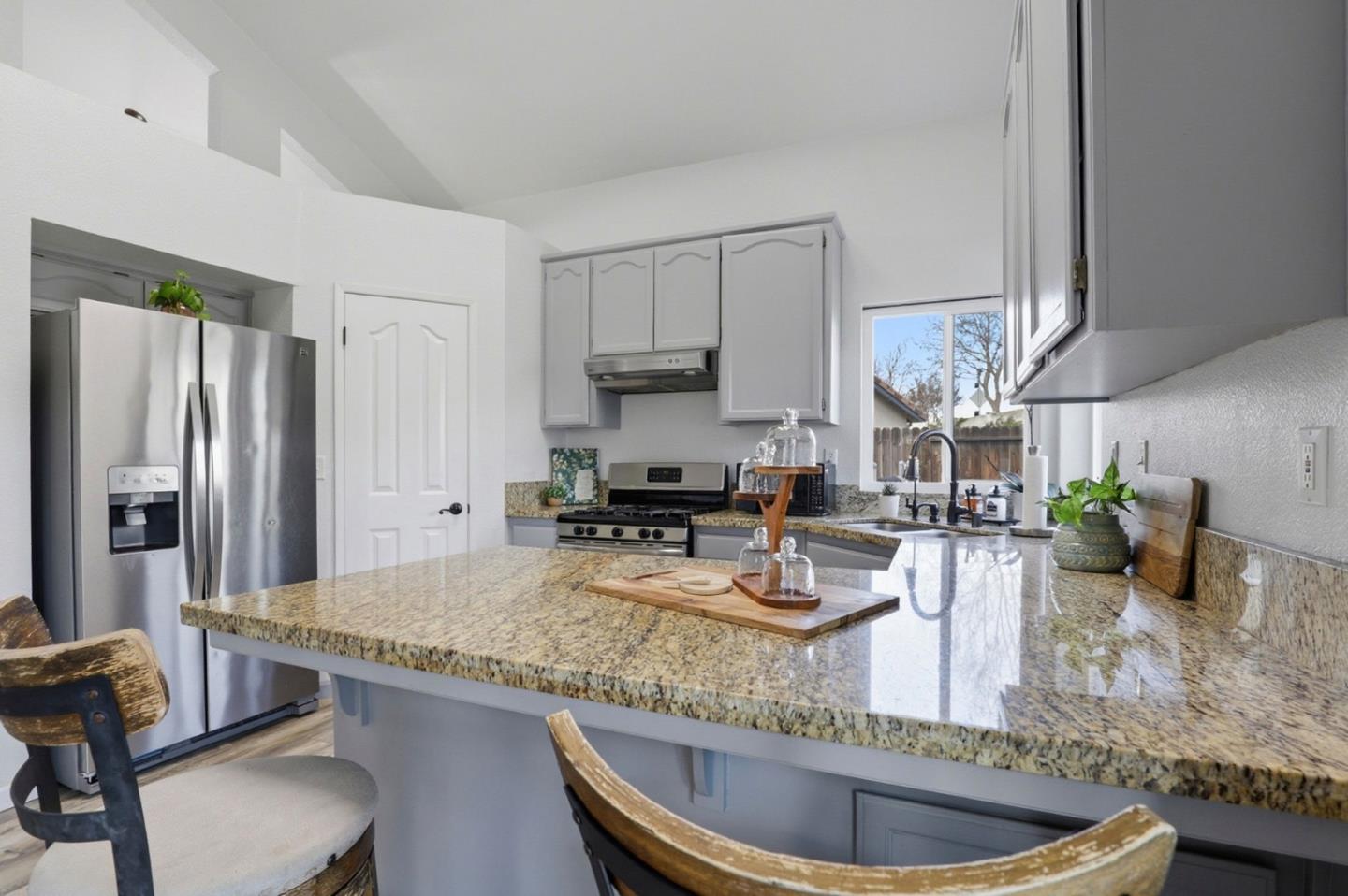 Detail Gallery Image 7 of 39 For 2191 Spruce Dr, Hollister,  CA 95023 - 4 Beds | 2 Baths