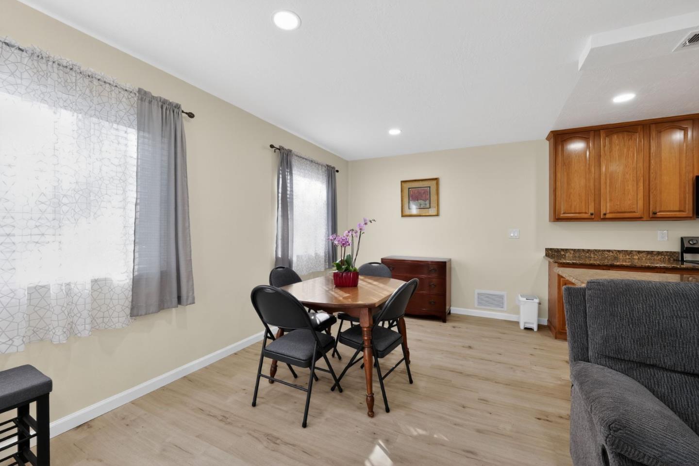 Detail Gallery Image 15 of 43 For 792 Warring #3,  San Jose,  CA 95123 - 2 Beds | 1 Baths