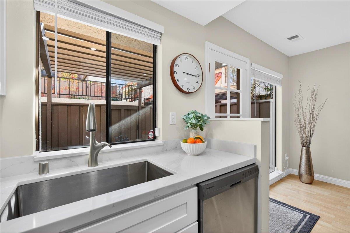 Detail Gallery Image 12 of 31 For 582 Pimlico Court, Walnut Creek,  CA 94597 - 2 Beds | 2/1 Baths