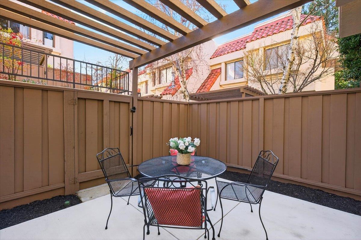 Detail Gallery Image 14 of 31 For 582 Pimlico Court, Walnut Creek,  CA 94597 - 2 Beds | 2/1 Baths