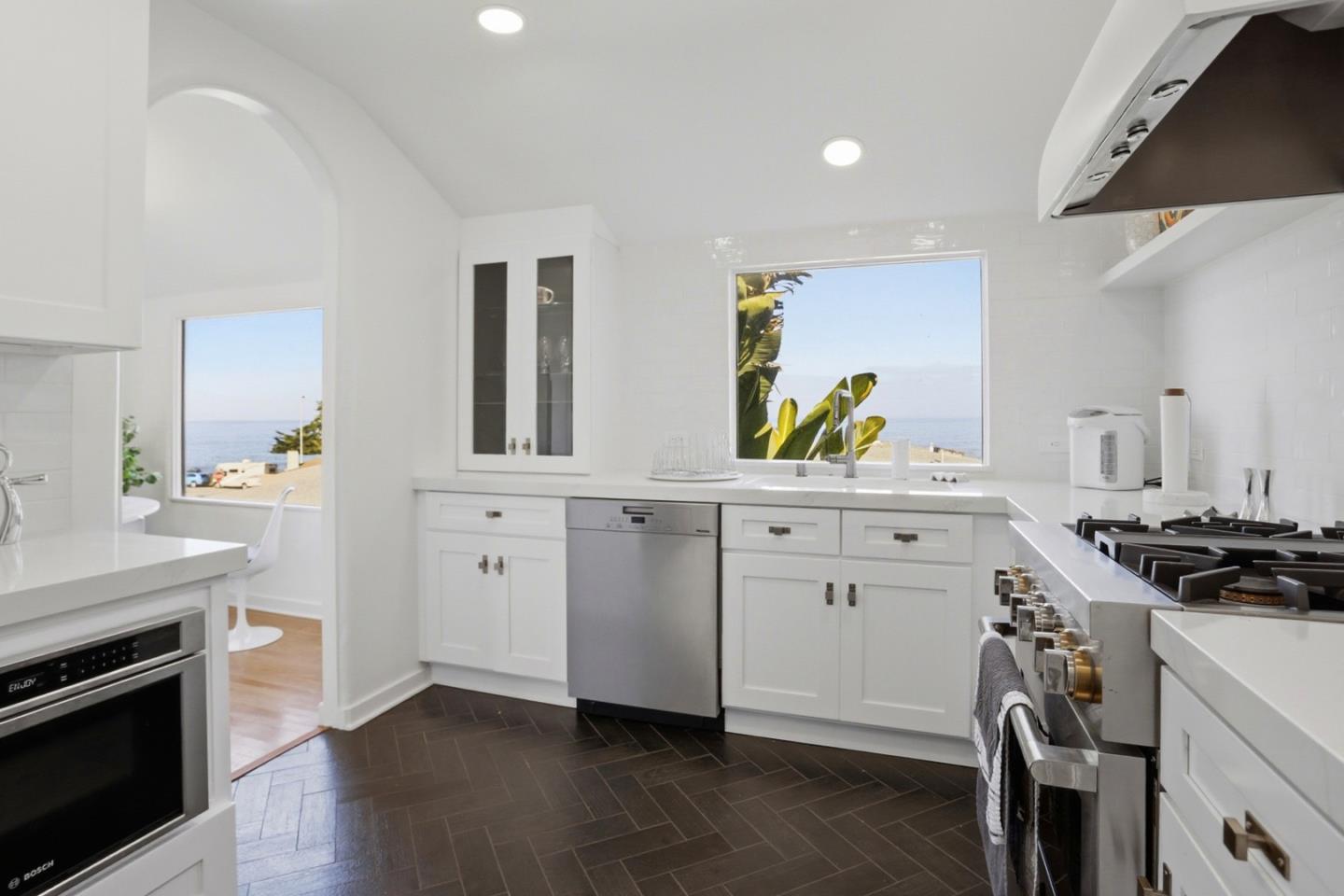 Detail Gallery Image 10 of 31 For 115 1st St, Pacific Grove,  CA 93950 - 2 Beds | 2 Baths