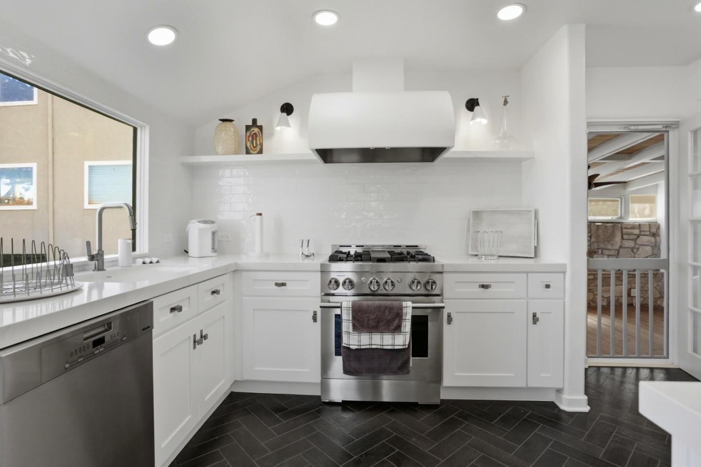 Detail Gallery Image 11 of 31 For 115 1st St, Pacific Grove,  CA 93950 - 2 Beds | 2 Baths