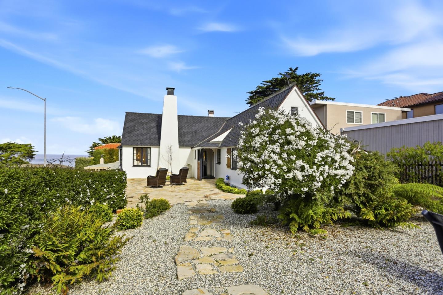 Detail Gallery Image 3 of 31 For 115 1st St, Pacific Grove,  CA 93950 - 2 Beds | 2 Baths