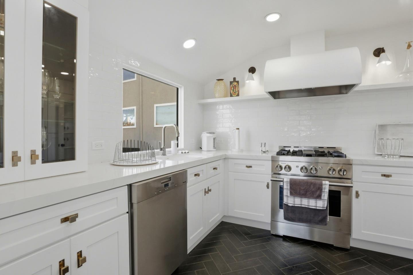 Detail Gallery Image 9 of 31 For 115 1st St, Pacific Grove,  CA 93950 - 2 Beds | 2 Baths