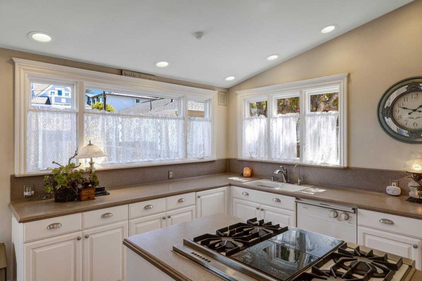 Detail Gallery Image 11 of 65 For 131 7th St, Pacific Grove,  CA 93950 - 3 Beds | 2/1 Baths