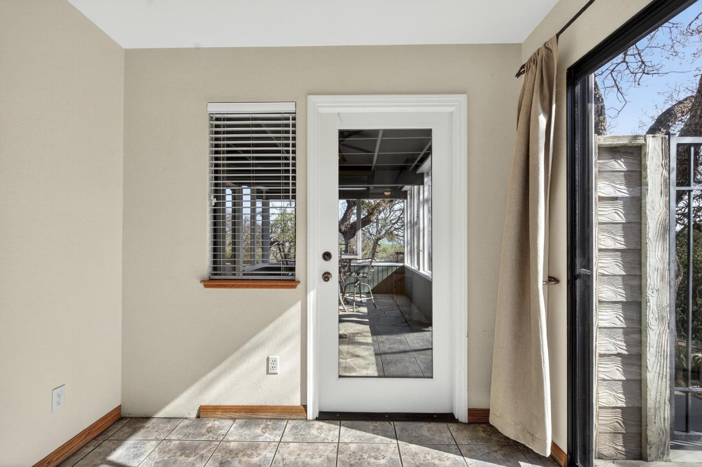 Detail Gallery Image 14 of 65 For 11305 Cienega Rd, Hollister,  CA 95023 - 4 Beds | 2/1 Baths