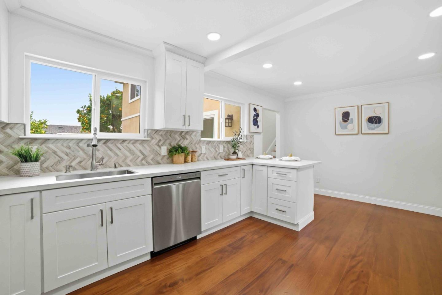 Detail Gallery Image 10 of 41 For 552 Borregas Ave, Sunnyvale,  CA 94085 - 5 Beds | 3 Baths