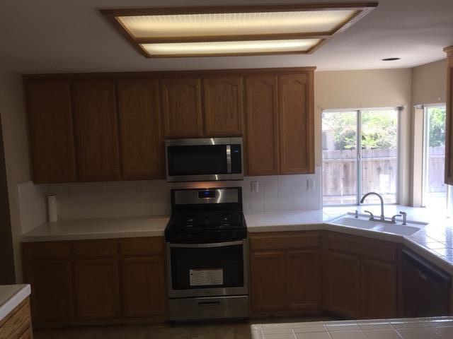 Detail Gallery Image 2 of 11 For 2290 Ventana Ct, Hollister,  CA 95023 - 5 Beds | 3 Baths