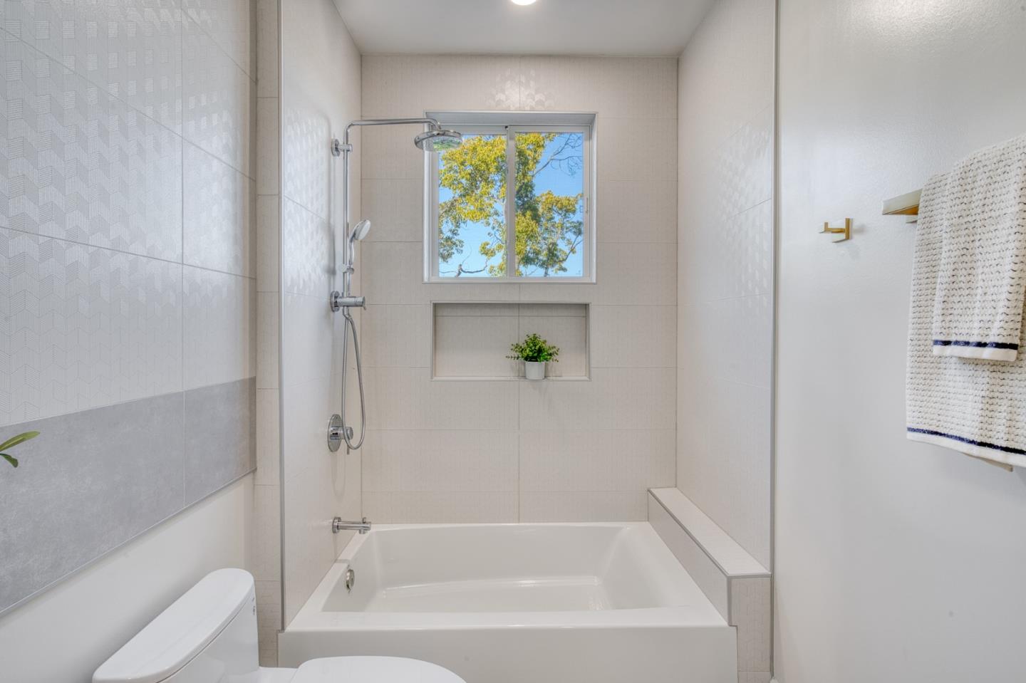 Detail Gallery Image 32 of 73 For 1006 Judson Dr, Mountain View,  CA 94040 - 6 Beds | 5 Baths