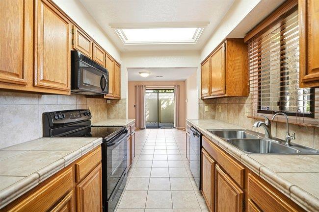 Detail Gallery Image 10 of 24 For 1067 Padre Dr #2,  Salinas,  CA 93901 - 2 Beds | 2 Baths