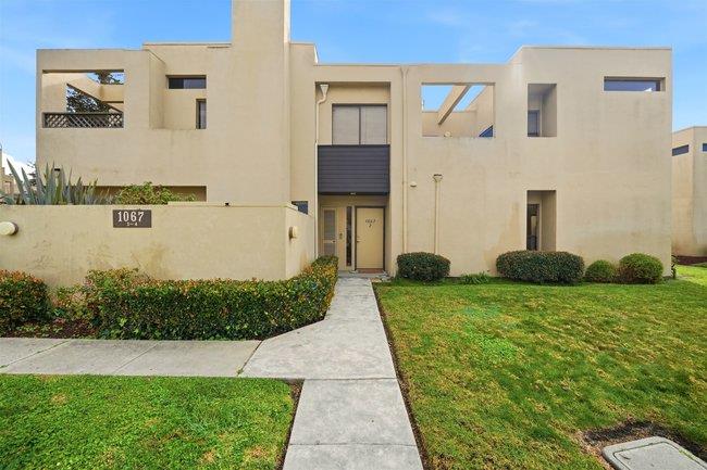 Detail Gallery Image 2 of 24 For 1067 Padre Dr #2,  Salinas,  CA 93901 - 2 Beds | 2 Baths